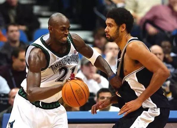  切尔西新帅首秀失利，布莱顿爆冷登顶积分榜  