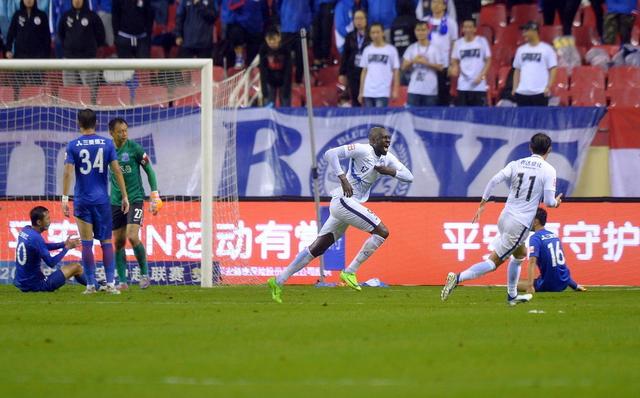  图卢兹绝杀Troyes保级成功 球迷冲进场庆贺  